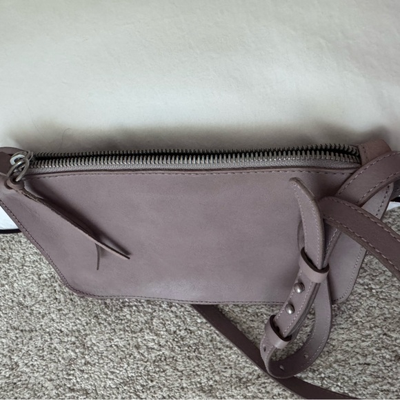 Madewell Simple Convertible Clutch/ Crossbody Bag in Lavender Leather - Picture 5 of 8